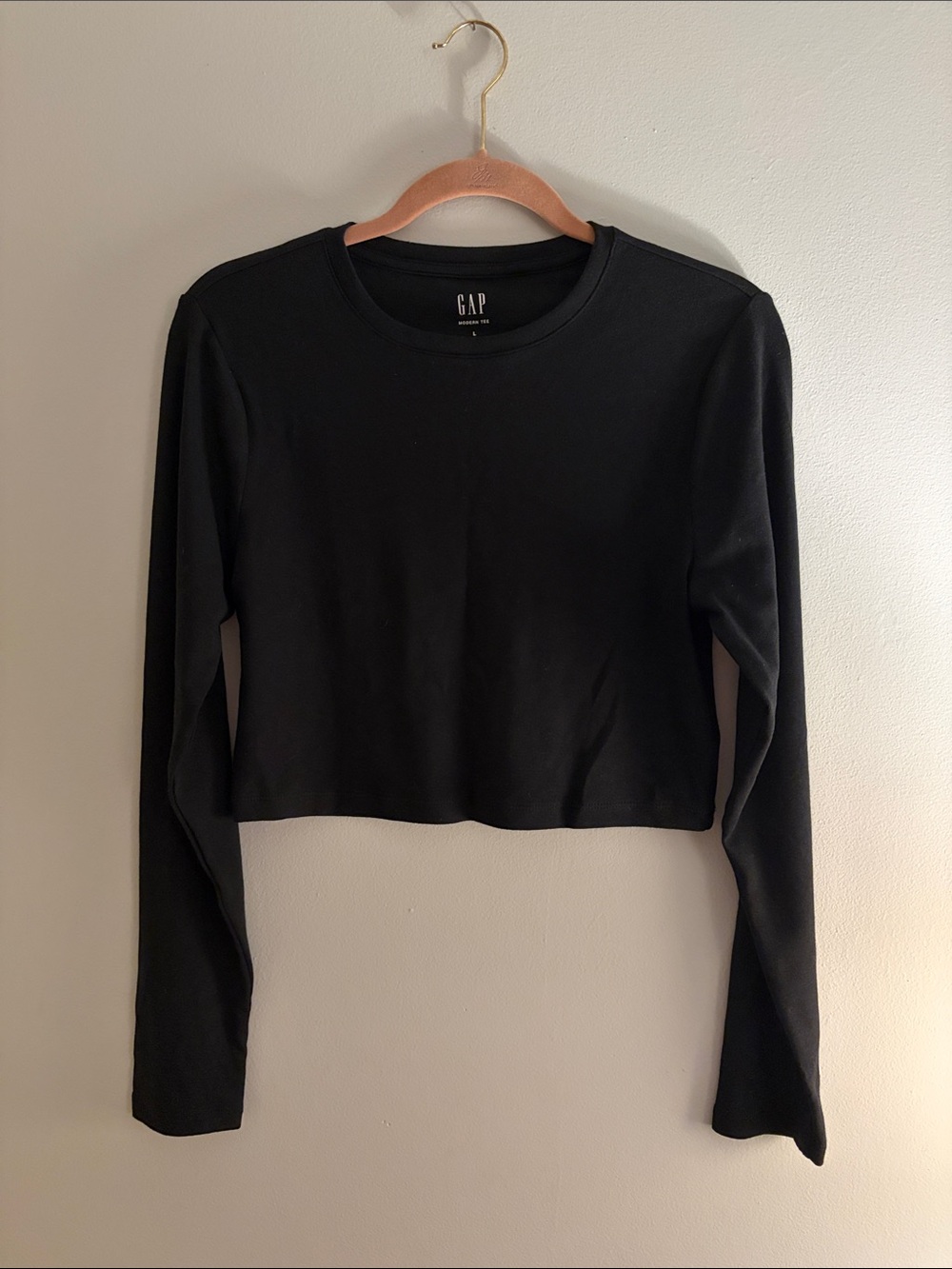GAP Black Long-Sleeve Cropped Modern Tee